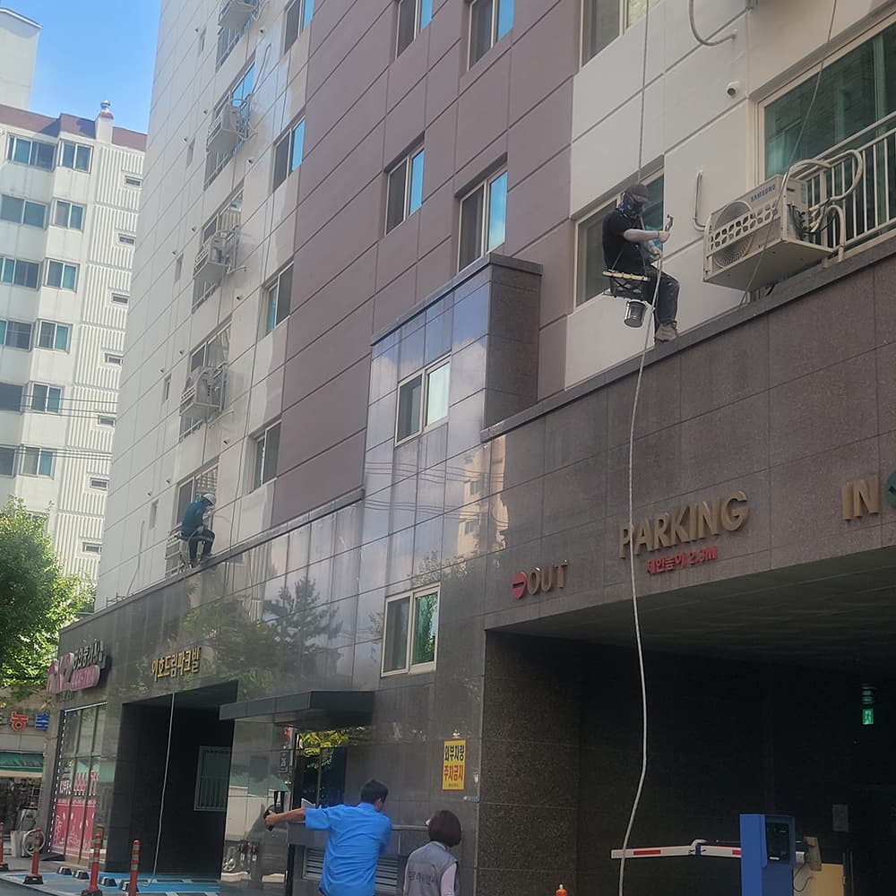아파트 외벽 로프 작업 현장